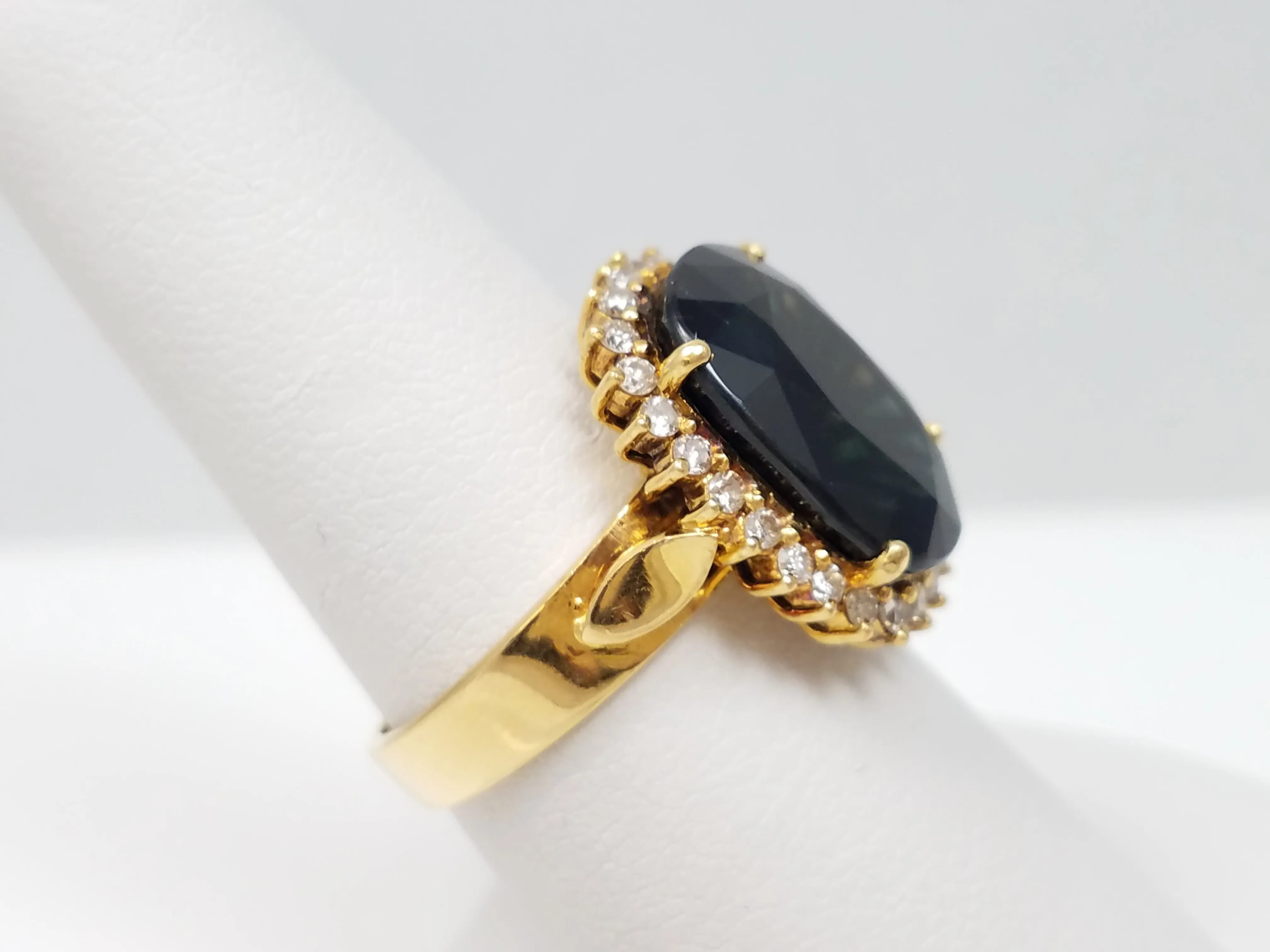 Soothing 18k Yellow Gold Natural Sapphire Diamond Ring