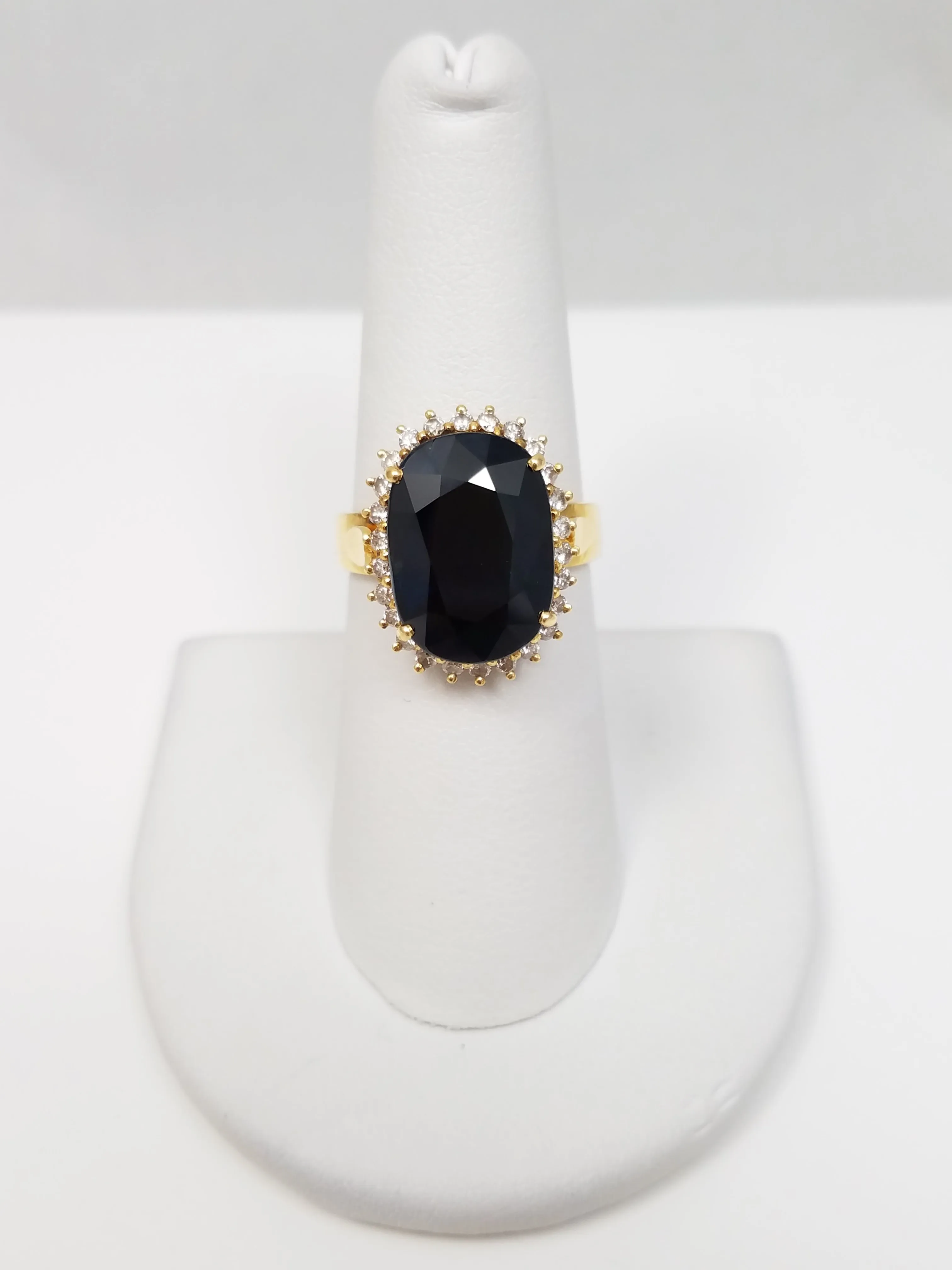 Soothing 18k Yellow Gold Natural Sapphire Diamond Ring