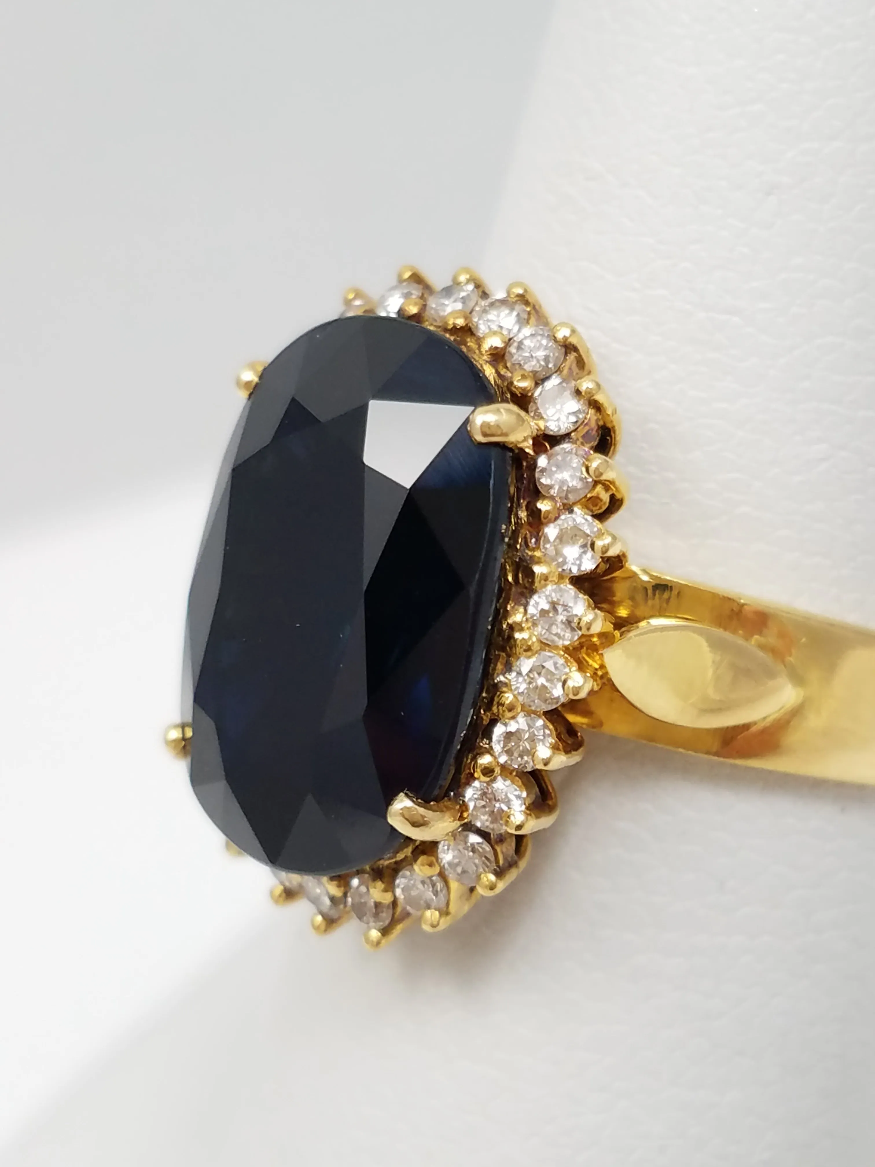 Soothing 18k Yellow Gold Natural Sapphire Diamond Ring